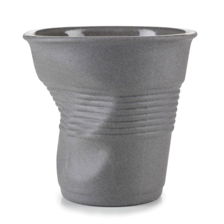 tasse revol froissée 100 % recyclée à partir d'un procédé original de retraitement de la pate de porcelaine, nouveauté 2018 2019 pour le 205e anniversaire de la maison revol porcelaine
