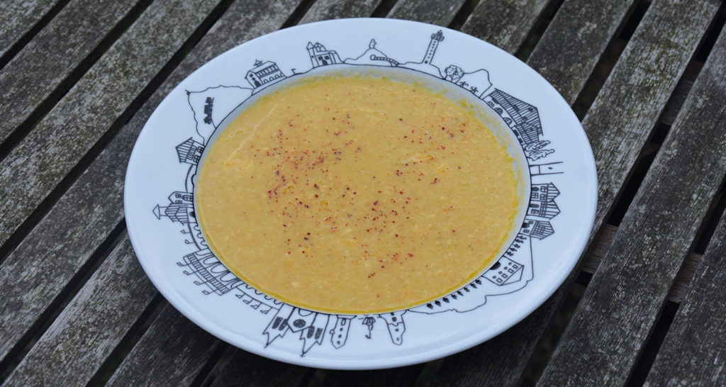 recette de soupe aux deux courges et lait de coco dans une assiette creuse pays basque