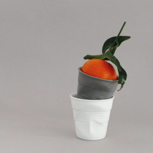 une tasse porcelaine révolutionnaire revol tellement fine qu'on croirait que c'est un gobelet en plastique, made in france, par la manufacture revol dans la drome