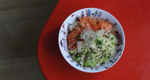 poke bowl une recette asiatique délicieuse, merci au japon et à hawaii de nous faire saliver