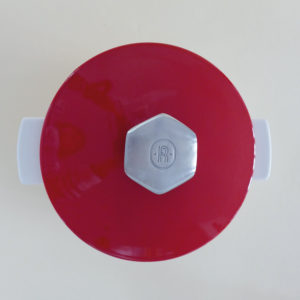 cocotte revolution par revol avec couvercle rouge, une cocotte hyper pratique pour tous les jours