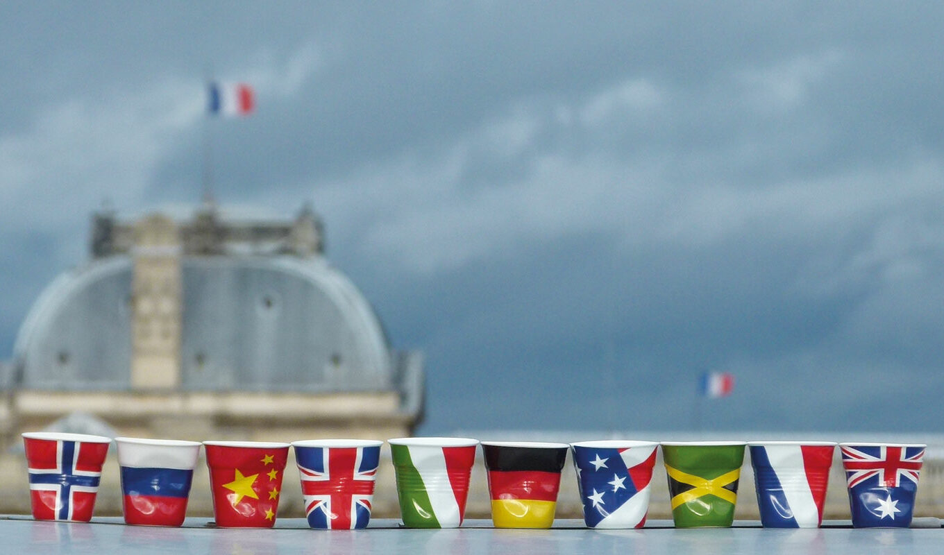 les-flags-tasserevol-assiettesetcompagnie les tasses Flags est ne collection internationale créée par béatrice pene lassus et éditée par la maison Revol porcelaines - made in France