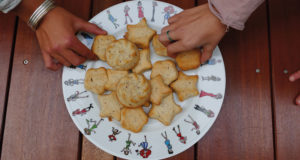 les plats assiettes et compagnie mettent de la bonne humeur sur votre table - made in france, revol porcelaine, design par béatrice pene lassus