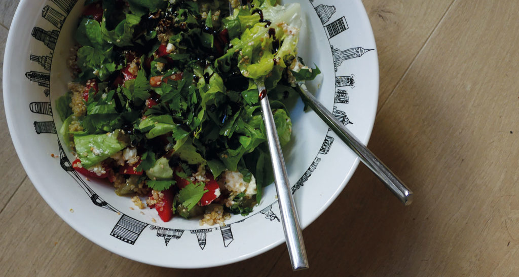 salade à l'ail des ours, une salade originale dans assiette creuse pays basque et saladier new york par assiettes et compagnie