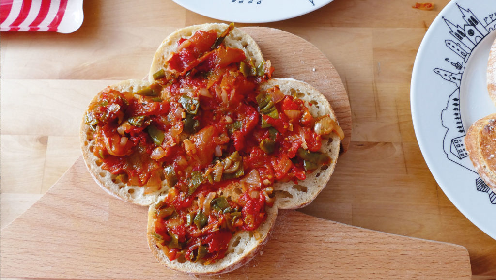 le sandwich des fetes de bayonne une recette drôle et bonne pour attaquer le rythme des fetes, en collaborationa vec paysbasque.net présentation sur un plat pays basque