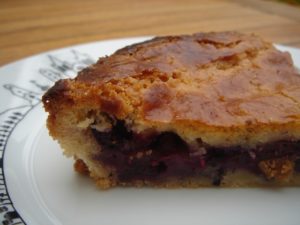 gateau basque à la myrtille sur assiette pays basque par assiettes et compagnie