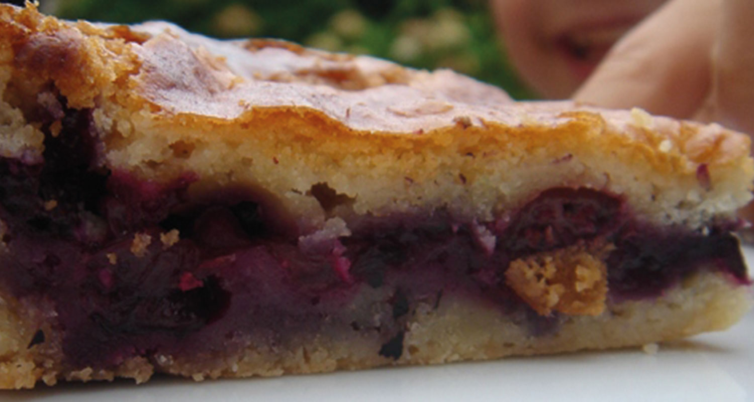 gateau basque à la myrtille sur assiette pays basque par assiettes et compagnie