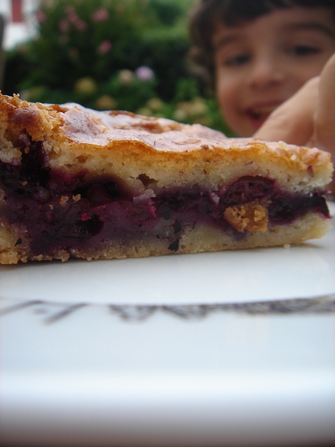 gateau basque à la myrtille sur assiette pays basque par assiettes et compagnie