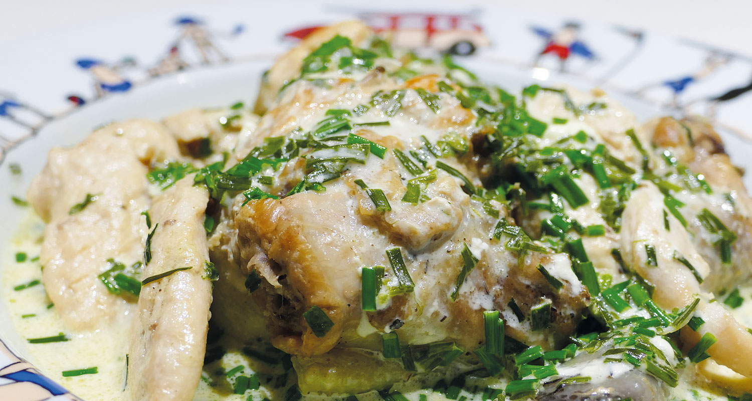 le poulet à la ciboulette est une recette familiale délicieuse et très simple à réaliser, je vous la conseille vivement pour changer votre cuisson du poulet, présentation dans un plat à gratin family surf