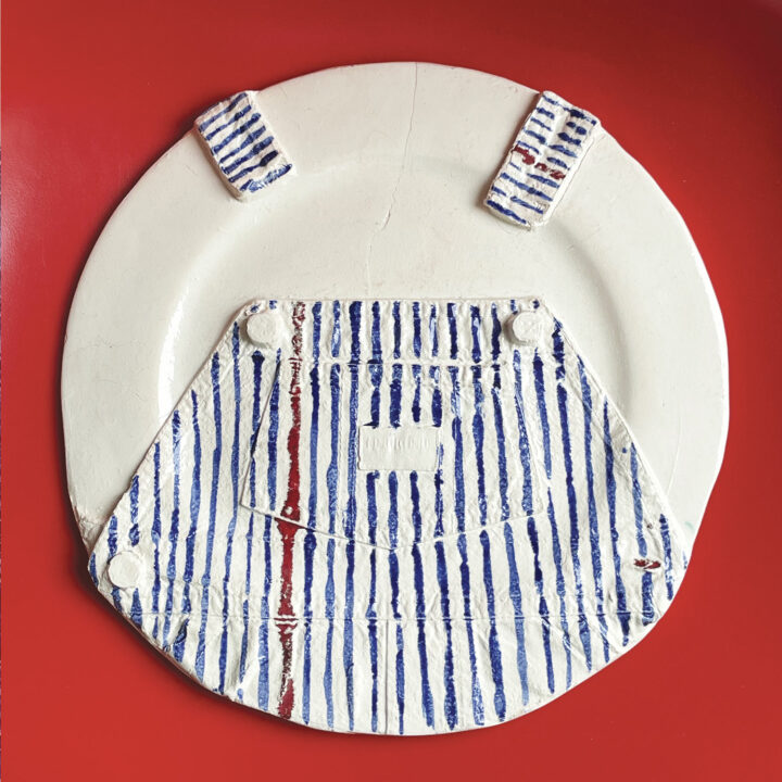 la salopette raoyé est une pièce unique très originale, les lignes bleurs et la ligne rouge sont dessinées et émaillées à la main par béatrice pene lassus pour assiettes et compagnie
