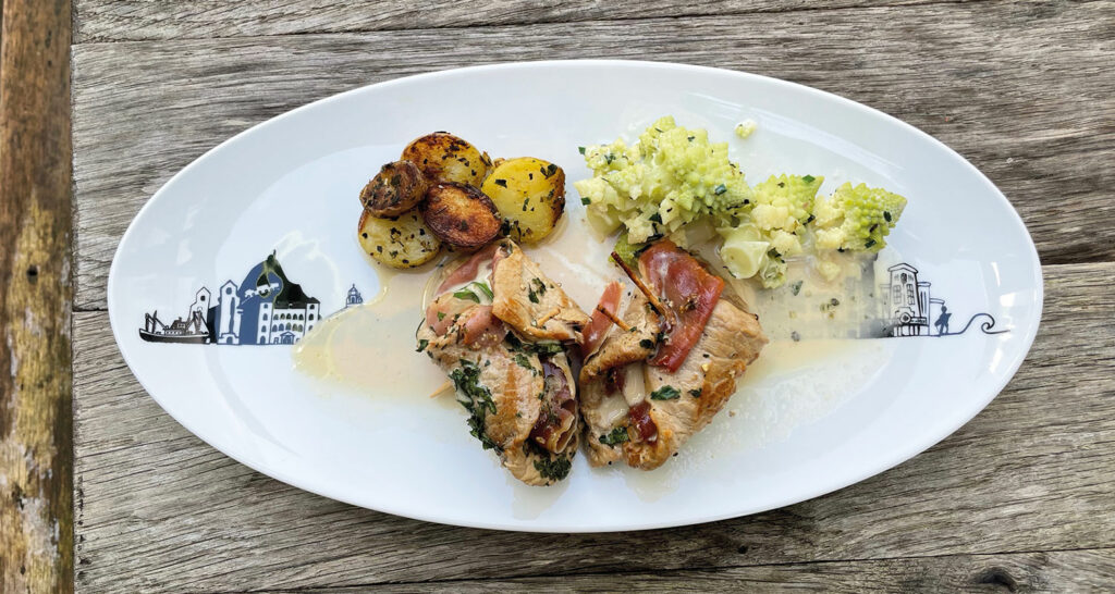 recette des saltimboccas a la romana sur plat ovale pays basque par assiettes et compagnie