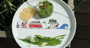 pesto à l'ail des ours et au fromage basque sur une assiette la plage par assiettes et compagnie