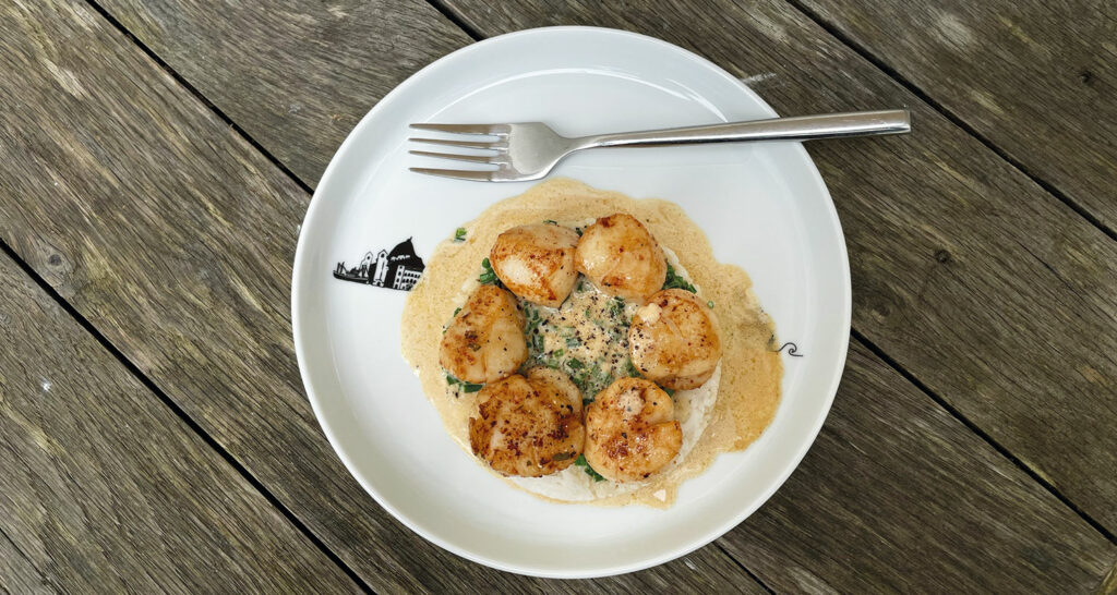 noix de saint jacques à l'ail des ours sur assiette basque par assiettes et compagnie