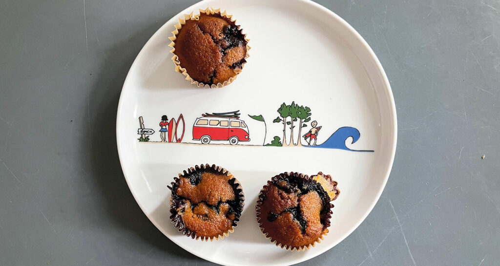 muffins myrtilles recette vegane sur assiettes et compagnie présentation sur assiette la plage