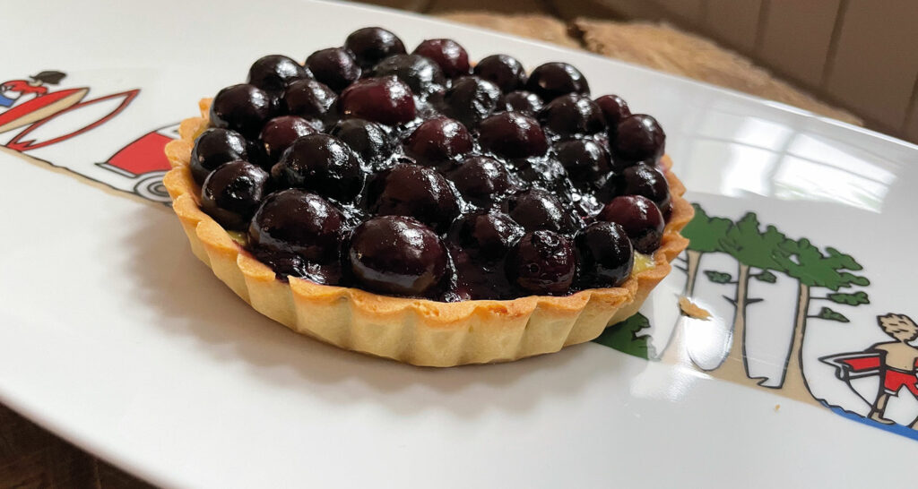 tarte myrtilles et cème patissiere sur plat ovale la plage par assiettes et compagnie