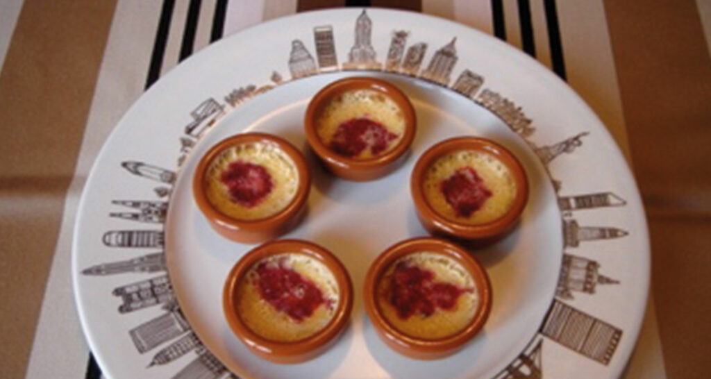 les desserts en rouge et blanc est un hommage aux fêtes du pays basque et notamment aux fêtes de Bayonne, une série de recettes créées par béatrice pene lassus pour le site assiettes et compagnie