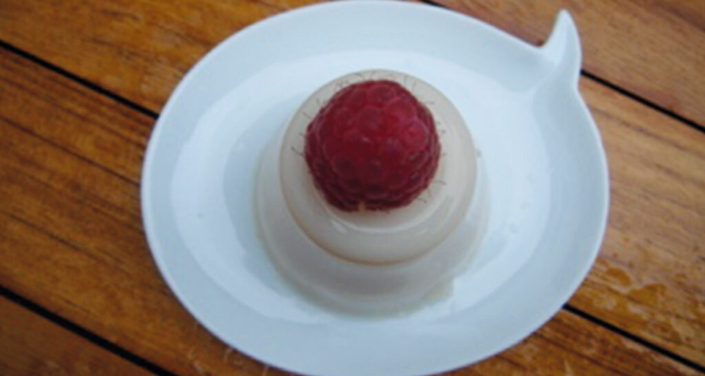 les desserts en rouge et blanc est un hommage aux fêtes du pays basque et notamment aux fêtes de Bayonne, une série de recettes créées par béatrice pene lassus pour le site assiettes et compagnie