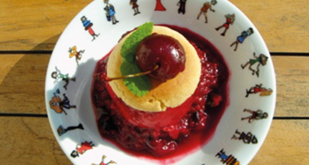 les desserts en rouge et blanc est un hommage aux fêtes du pays basque et notamment aux fêtes de Bayonne, une série de recettes créées par béatrice pene lassus pour le site assiettes et compagnie