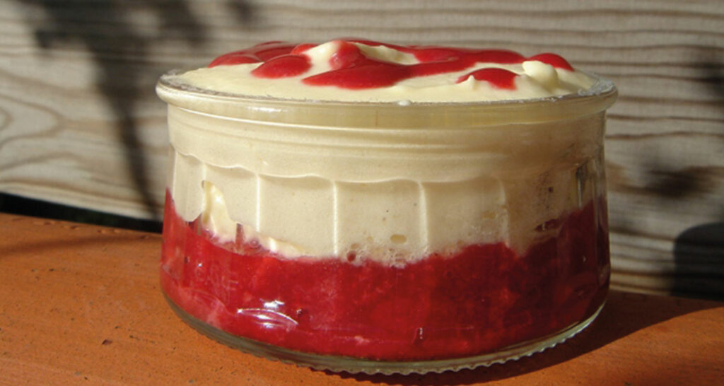 les desserts en rouge et blanc est un hommage aux fêtes du pays basque et notamment aux fêtes de Bayonne, une série de recettes créées par béatrice pene lassus pour le site assiettes et compagnie