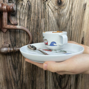 la tasee à café la plage est idéale pour boire son petit café les pieds dans le sable ou juste en rêvant aux prochaines vacances au bord de l'océan - une création assiettes et compagnie