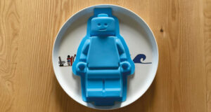 gateau monsieur lego en grand format, une recette de gateau au chocolat parfaite et présentation sur un plat la plage par assiettes et compagnie