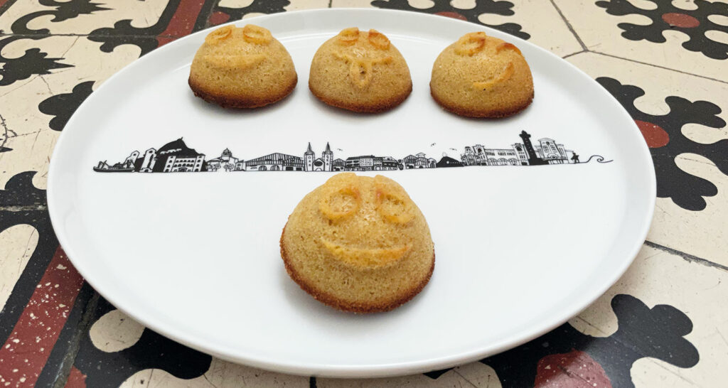 petits gateaux à la noisette sur plat basque avec l'avantage d'etre en forme de smiley, de quoi vous mettre de bonne humeur pour boire son thé et découvrir les nouvelles théière Assiettes et compagnie