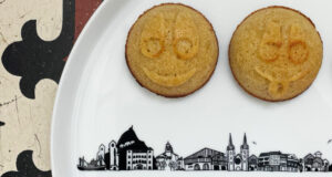 petits gateaux à la noisette sur plat basque avec l'avantage d'etre en forme de smiley, de quoi vous mettre de bonne humeur pour boire son thé et découvrir les nouvelles théière Assiettes et compagnie