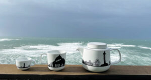 théière assiettes et compagnie en déclinaison pays basque ou la plage, des grandes théières généreuses pour boire avec son mug ou sa tasse assiettes et compagnie