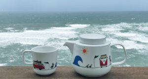 théière assiettes et compagnie en déclinaison pays basque ou la plage, des grandes théières généreuses pour boire avec son mug ou sa tasse assiettes et compagnie