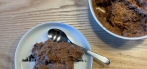 mousse au chocolat basque une recette d'assiettes et compagnie présentée dans une coupelle pays basque