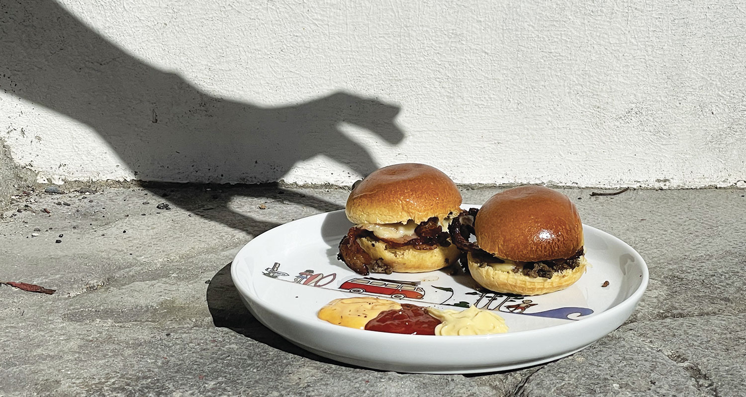 le burger basque est une version améliorée du burger classique avec les ingrédients magiques de la cuisine basque : à découvrir sur assiettes et compagnie