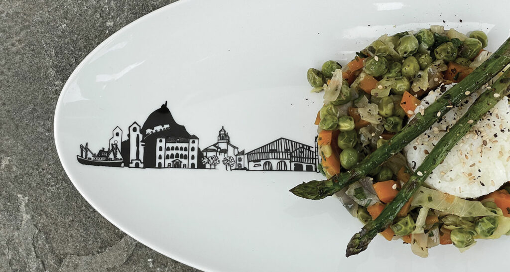 une fricassée de légumes de printemps sur un plat ovale pays basque, une recette simple pour manger des légumes de printemps , plat assiettes et compagnie, plat basque