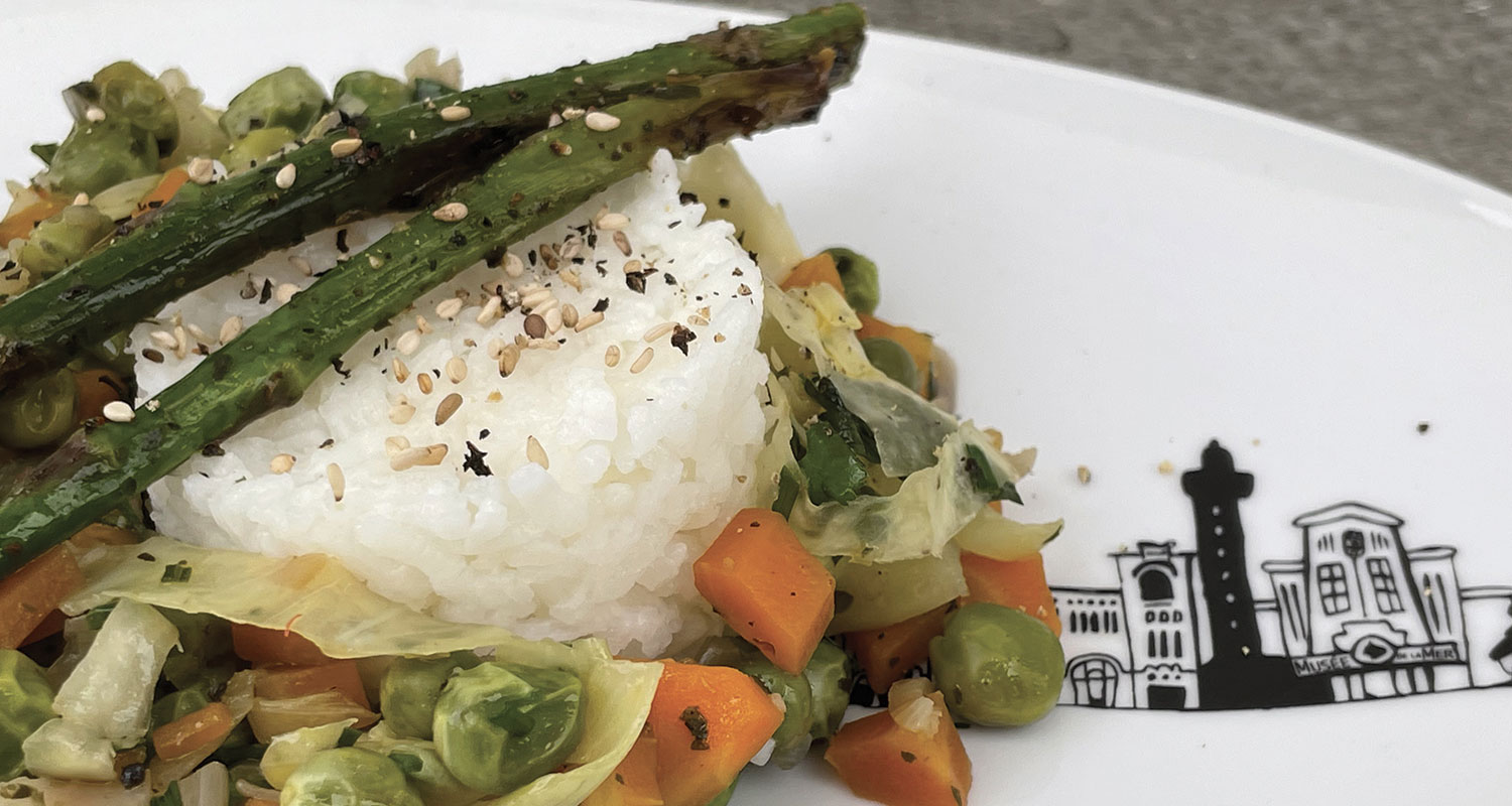 une fricassée de légumes de printemps sur un plat ovale pays basque, une recette simple pour manger des légumes de printemps , plat assiettes et compagnie, plat basque