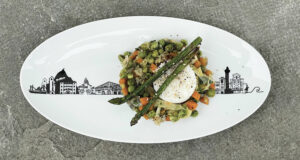 une fricassée de légumes de printemps sur un plat ovale pays basque, une recette simple pour manger des légumes de printemps , plat assiettes et compagnie, plat basque