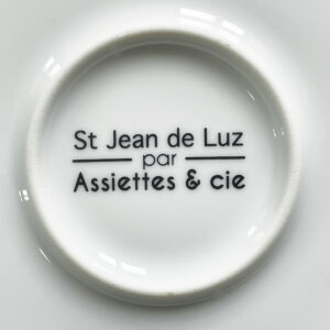 collection saint jean de luz avec une assiette et un mug de la cité balnéaire luzienne, le pays basque par assiettes et compagnie