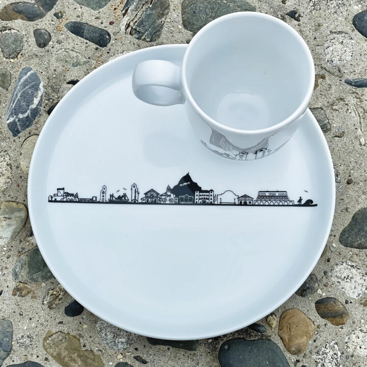 collection saint jean de luz avec une assiette et un mug de la cité balnéaire luzienne, le pays basque par assiettes et compagnie