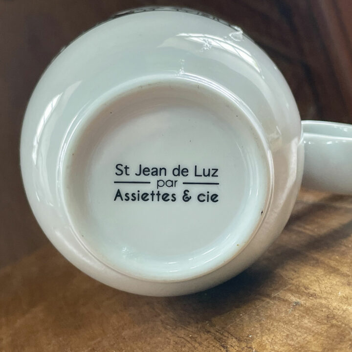 collection saint jean de luz avec une assiette et un mug de la cité balnéaire luzienne, le pays basque par assiettes et compagnie