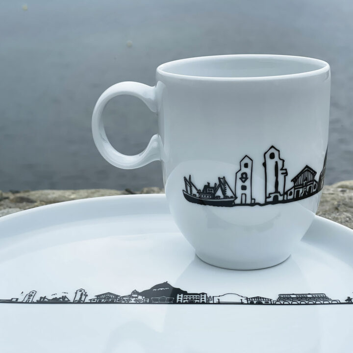 collection saint jean de luz avec une assiette et un mug de la cité balnéaire luzienne, le pays basque par assiettes et compagnie