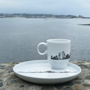 collection saint jean de luz avec une assiette et un mug de la cité balnéaire luzienne, le pays basque par assiettes et compagnie