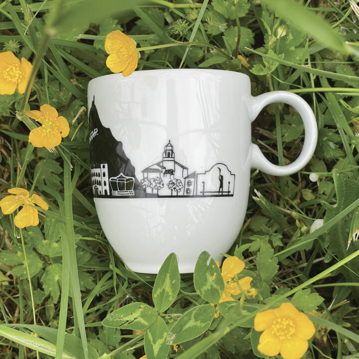 collection saint jean de luz avec une assiette et un mug de la cité balnéaire luzienne, le pays basque par assiettes et compagnie