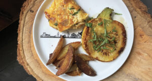 omelette gourmande avec frites et courgette, un régal de cuisine basque par assiettes et compagnie