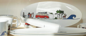 la collection la plage, c'est une invitation estivale sur votre table, des porcelaines originales et optimistes , des dessins exclusifs de béatrice pene lassus pour assiettes et compagnie