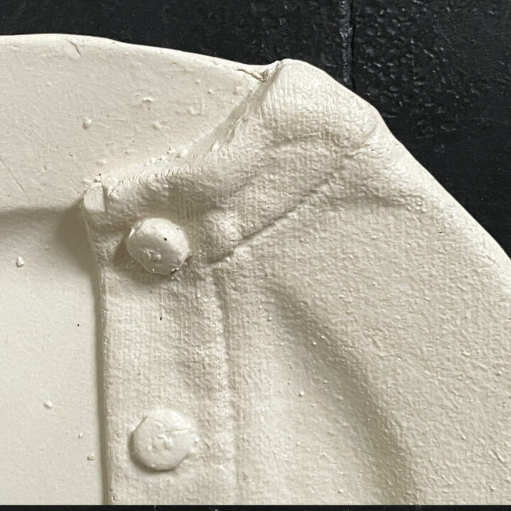 le gilet de bébé blanc avec des petits boutons de la collection dressing est l'une des plus délicates à réaliser, pièce unique réalisée par béatrice pene lassus pour assiettes et compagnie