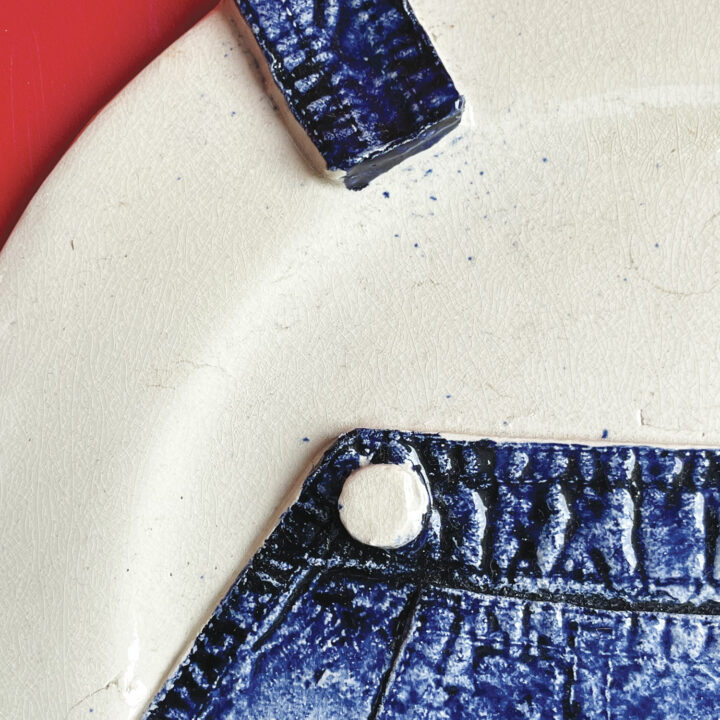 la salopette en jean, un émail en oxyde bleu sont dessinées et émaillées à la main par béatrice pene lassus pour assiettes et compagnie