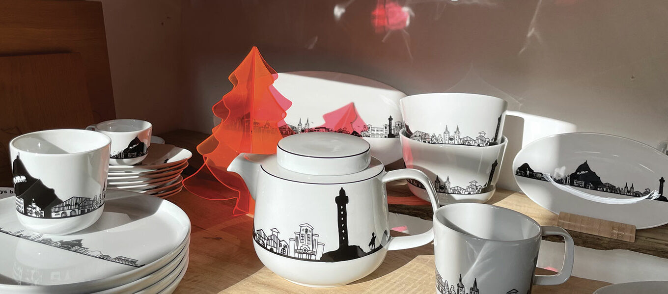 slider-2022-noel-collection-pays-basque-assiettesetcompagnie bienvenue sur Assiettes et compagnie pour changer votre table avec une vaisselle originale, poétique et d'une qualité exceptionnelle, vaisselle en séries limitées avec des dessins originaux de béatrice pene lassus, créatrice d'assiettes et compagnie