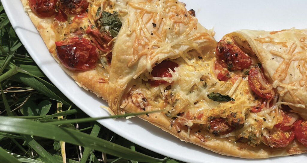 tarte salée aux tomates cerises et ricotta par assiettes et compagnie, présentation sur le plat bretagne