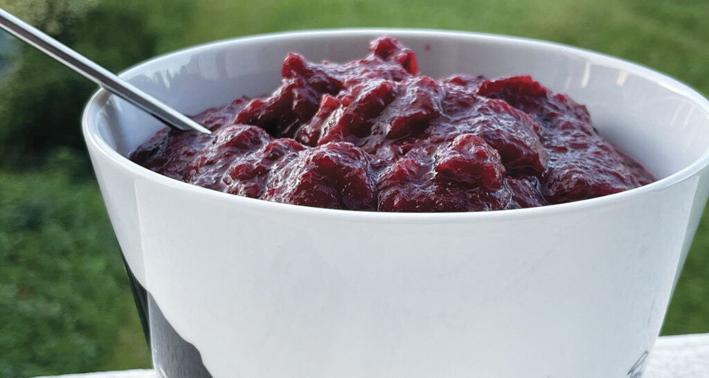 recette de compote pommes mûres car c'est toujours un plaisir d'utiliser les mures récoltées cet été dans une recette d'automne, présentation dans un bol basque collection pays basque par assiettes et compagnie