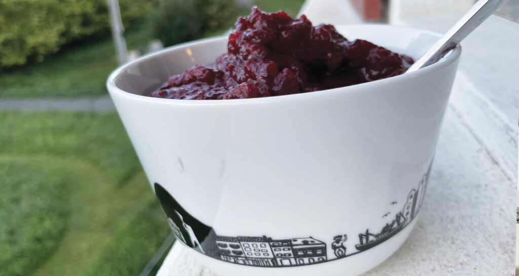 recette de compote pommes mûres car c'est toujours un plaisir d'utiliser les mures récoltées cet été dans une recette d'automne, présentation dans un bol basque collection pays basque par assiettes et compagnie