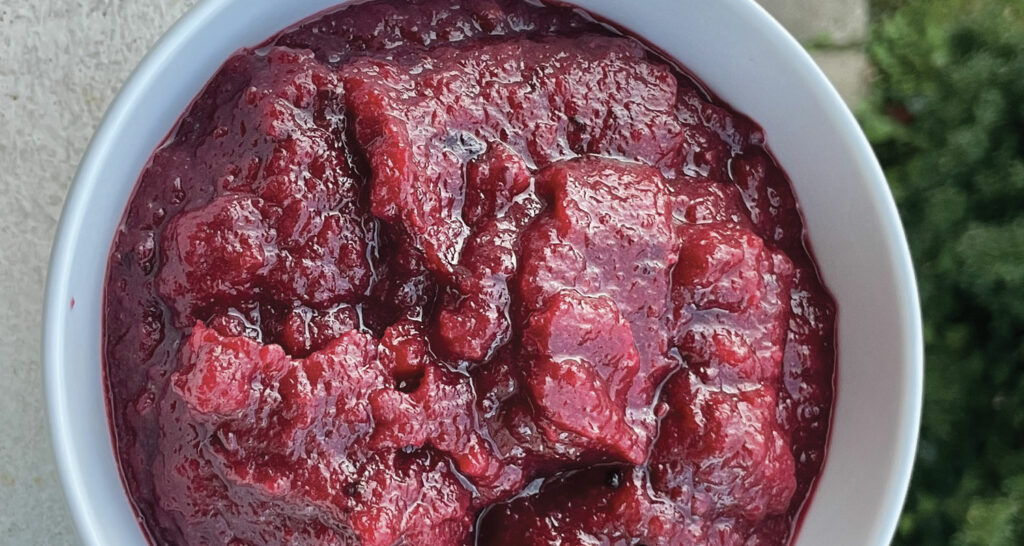 recette de compote pommes mûres car c'est toujours un plaisir d'utiliser les mures récoltées cet été dans une recette d'automne, présentation dans un bol basque collection pays basque par assiettes et compagnie