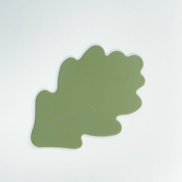 le dessous de plat feuille de chêne en silicone est un ustensile de cuisine indispensable à votre table, une trouvaille d'assiettes et compagnie